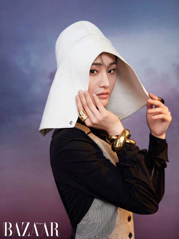 郑爽登上越南版《时尚芭莎》封面