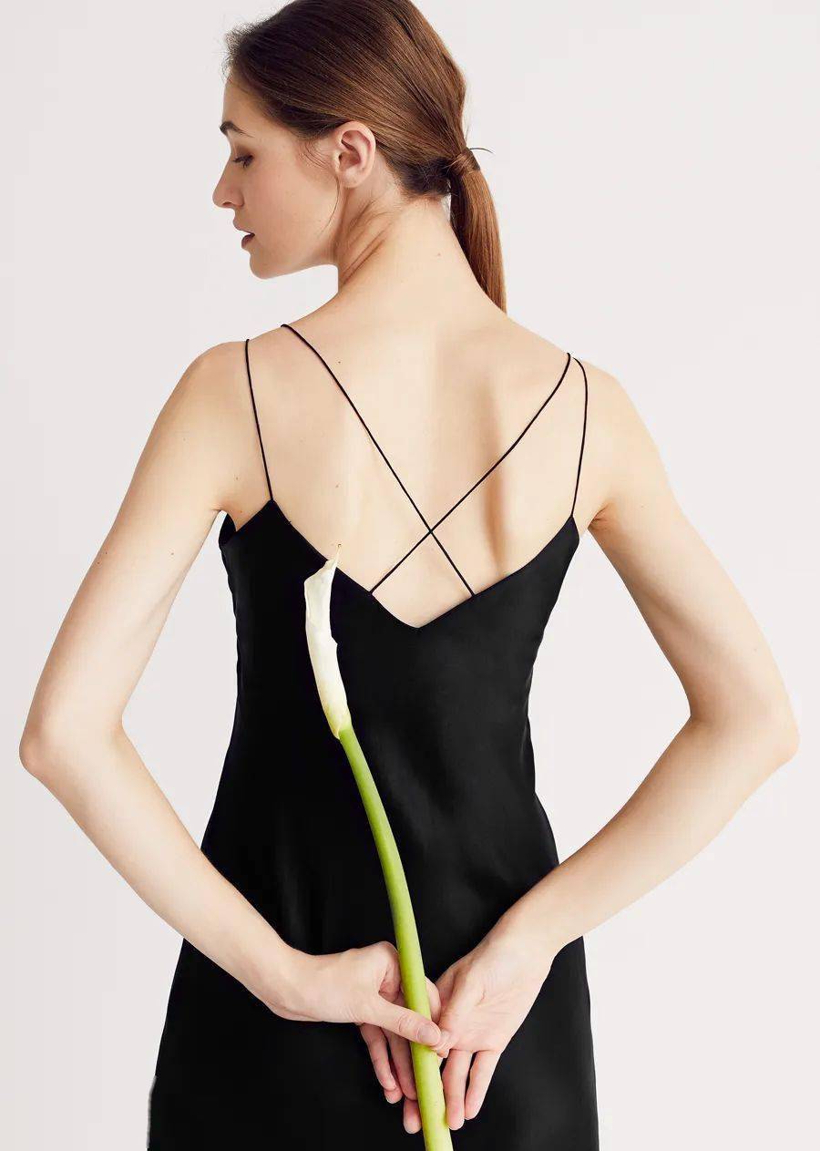 一转身,背后是令人惊艳的美背设计.