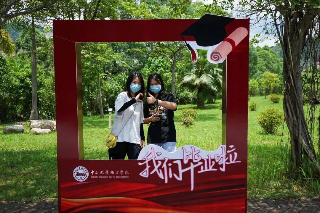 学校里洋溢着满满的毕业气息供大家拍照留念各种毕业季的背景板拍照框