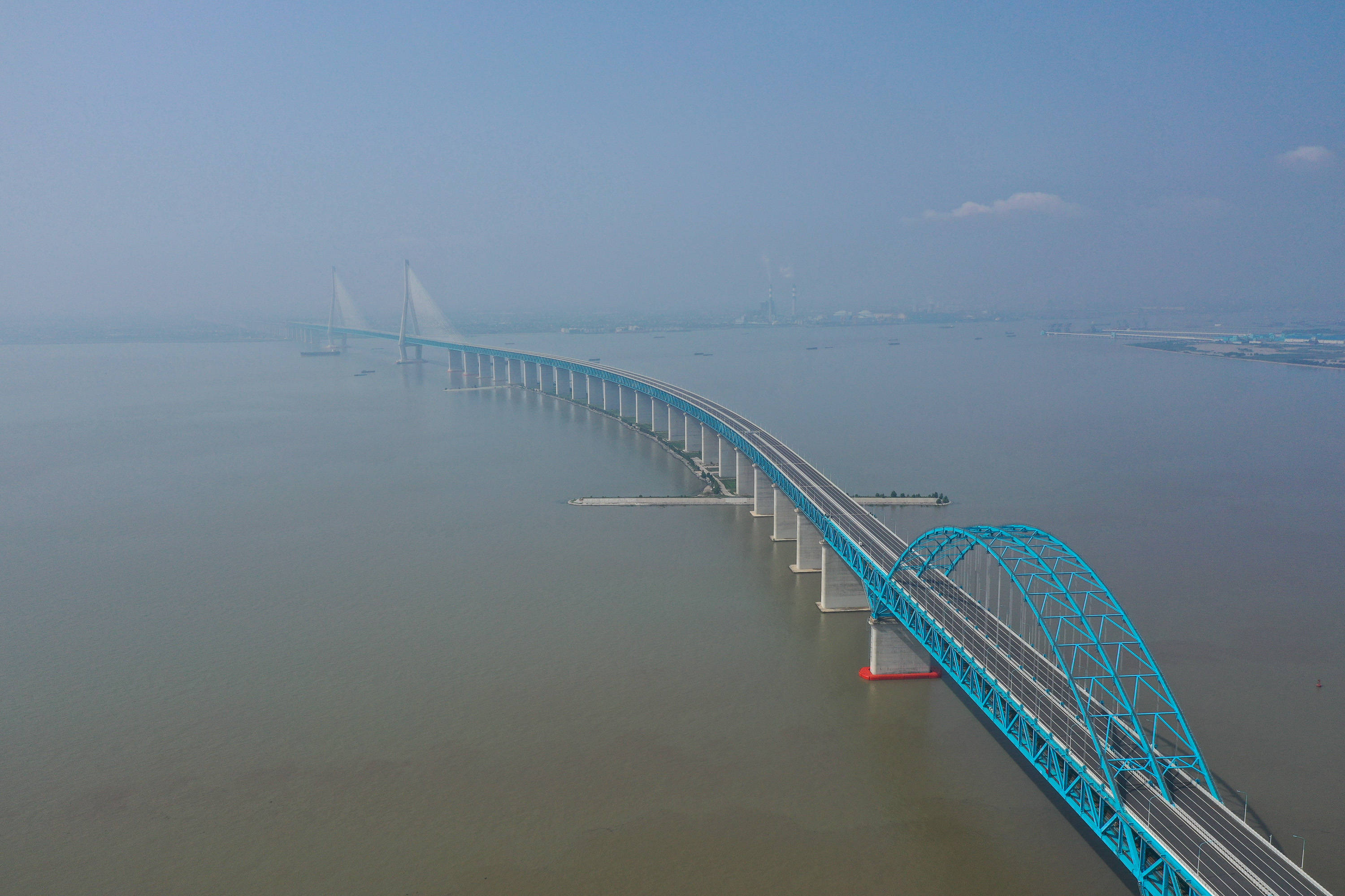 沪苏通长江公铁大桥即将通车_新华社
