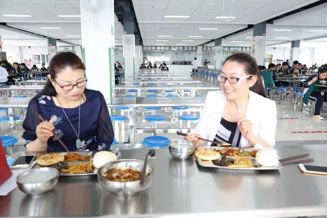 请学生家长走进餐厅潍坊四中把学校服务做到群众心坎上