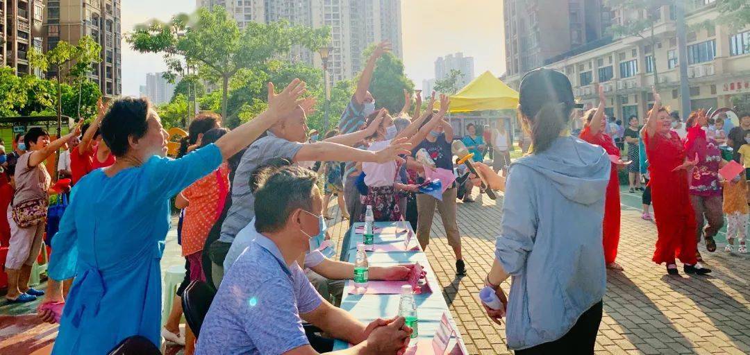 居民群众们举手抢答问题.