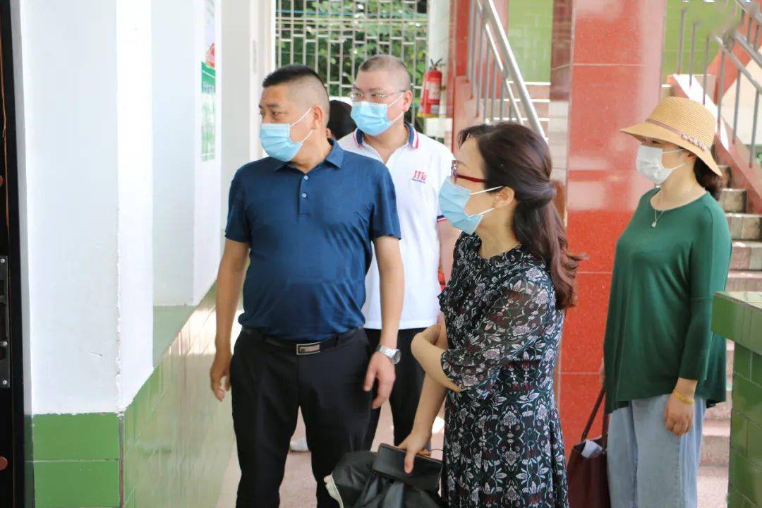 初二复课:副市长肖生娥督导检查初二复学复课工作