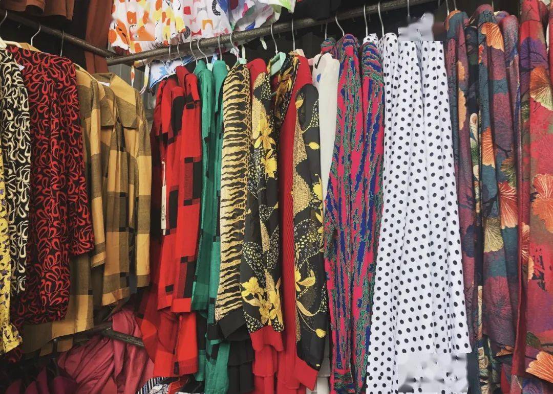 我们在老年服装店里搞穿搭每套不超过50元