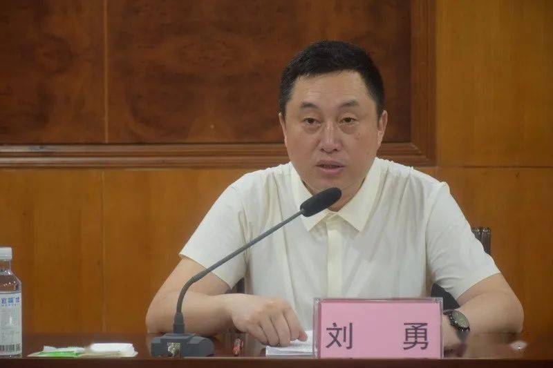 刘勇副主任主持仪式万明春教授作专题报告开班仪式结束后,重庆市第二