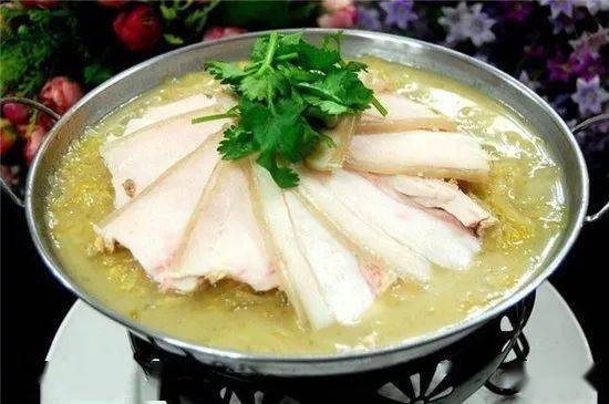 酸菜汆白肉菜例:氽属旺火速成的烹调方法.