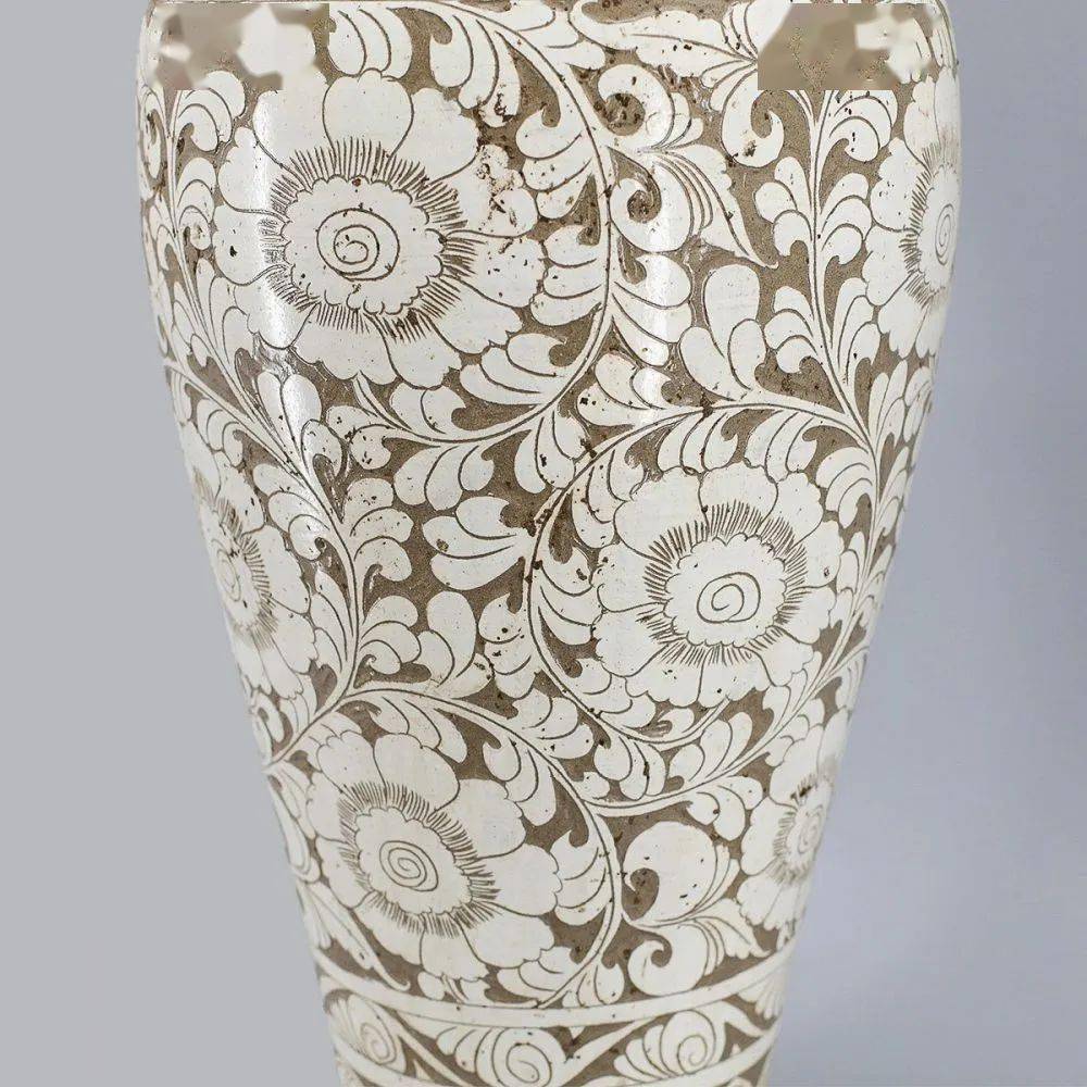 此磁州窑剔花梅瓶构图严谨,典雅古朴,黑白对比,强烈鲜明,图案十分醒目