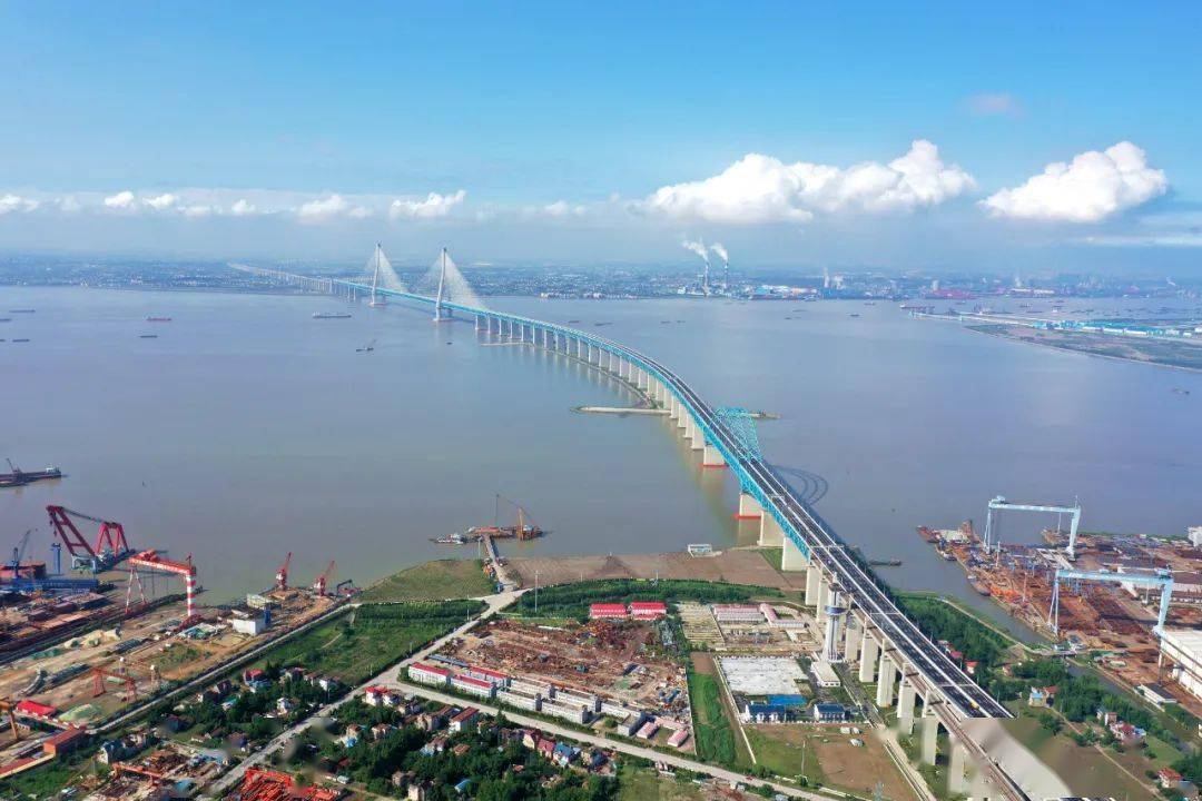 沪苏通铁路将正式通车沪苏通长江公铁大桥,7月1日上午