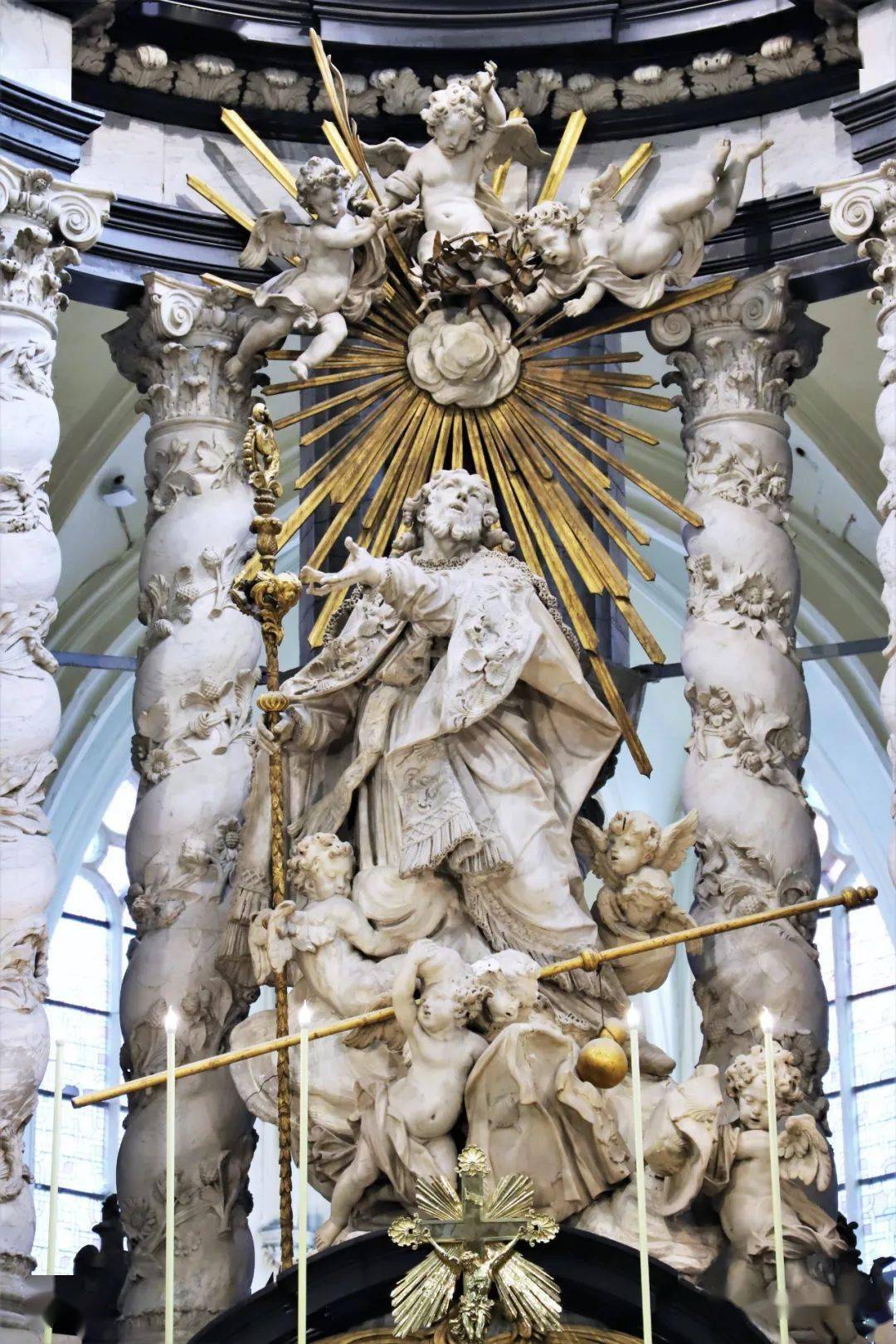 祭坛上方雕刻的是圣三位一体,右侧是圣父耶和华,左侧是圣子耶稣基督