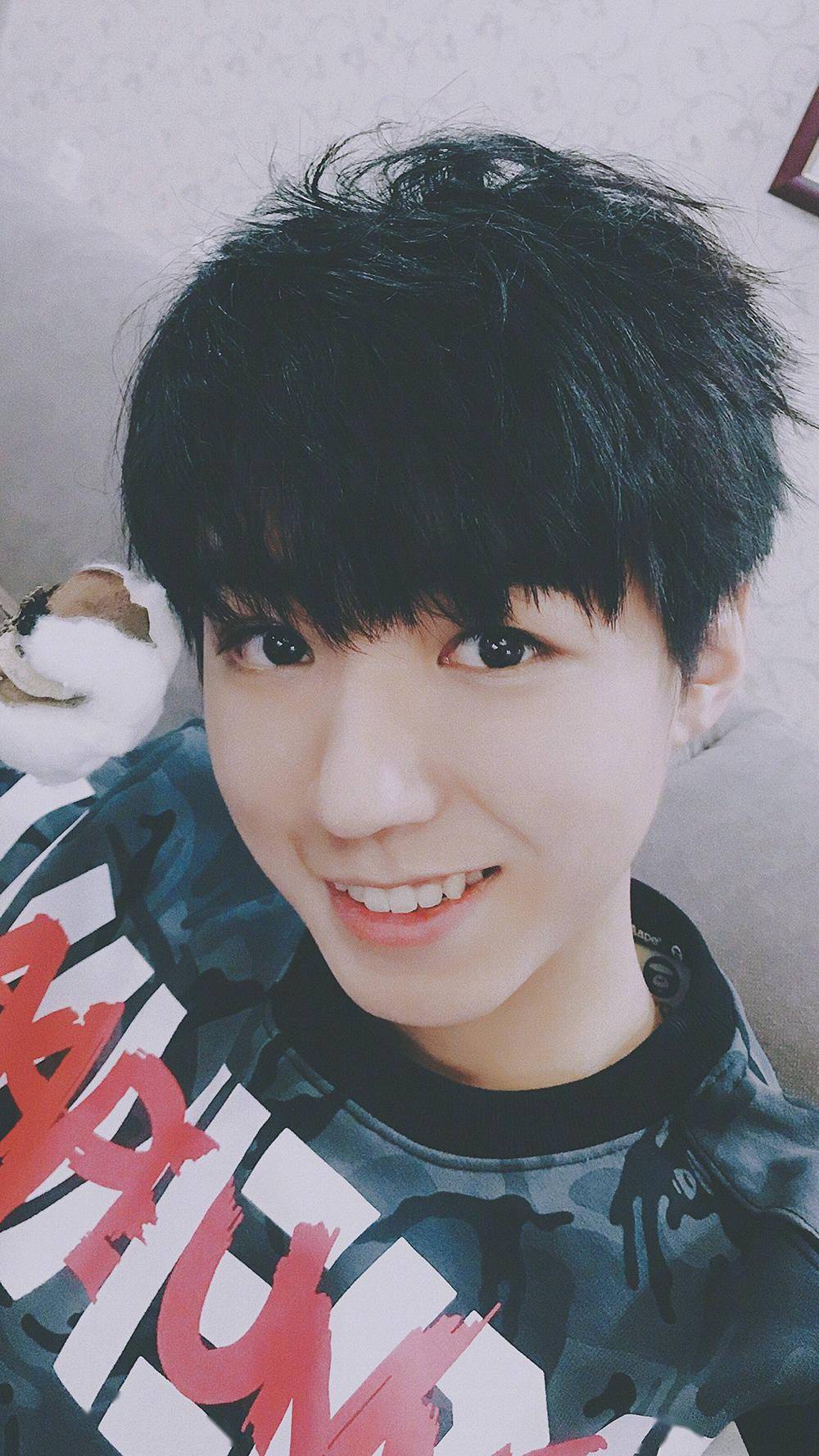 论拍摄角度有多重要 来看王俊凯360°无死角自拍