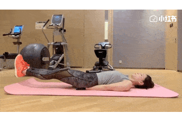 step2:双手抱头,同手同脚起来,身体呈120度向上,配合呼吸做20个,做三