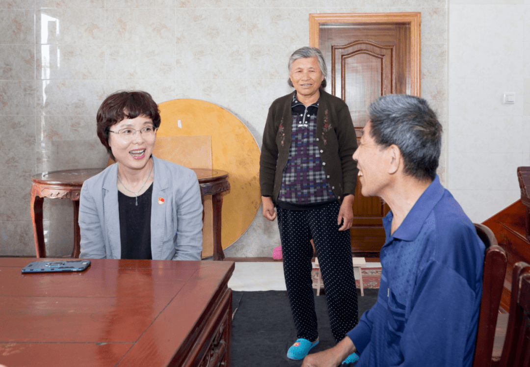 区委书记陈嵘走访慰问甪直镇生活困难党员群众