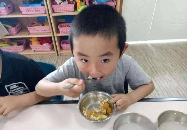 儿子在家不爱吃饭,幼儿园能吃两大碗,看到照片,妈妈大受打击