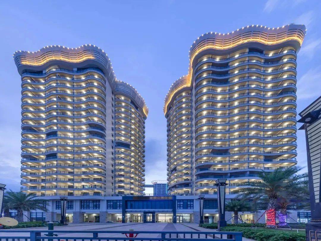 在阳台看海景离北回归线塔只需100米就在这家海景酒店