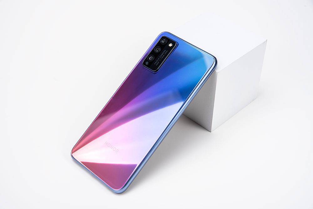 荣耀30青春版提供幻幻夜黑,绿野仙踪,夏日彩虹,幻镜银四个颜色,我们手