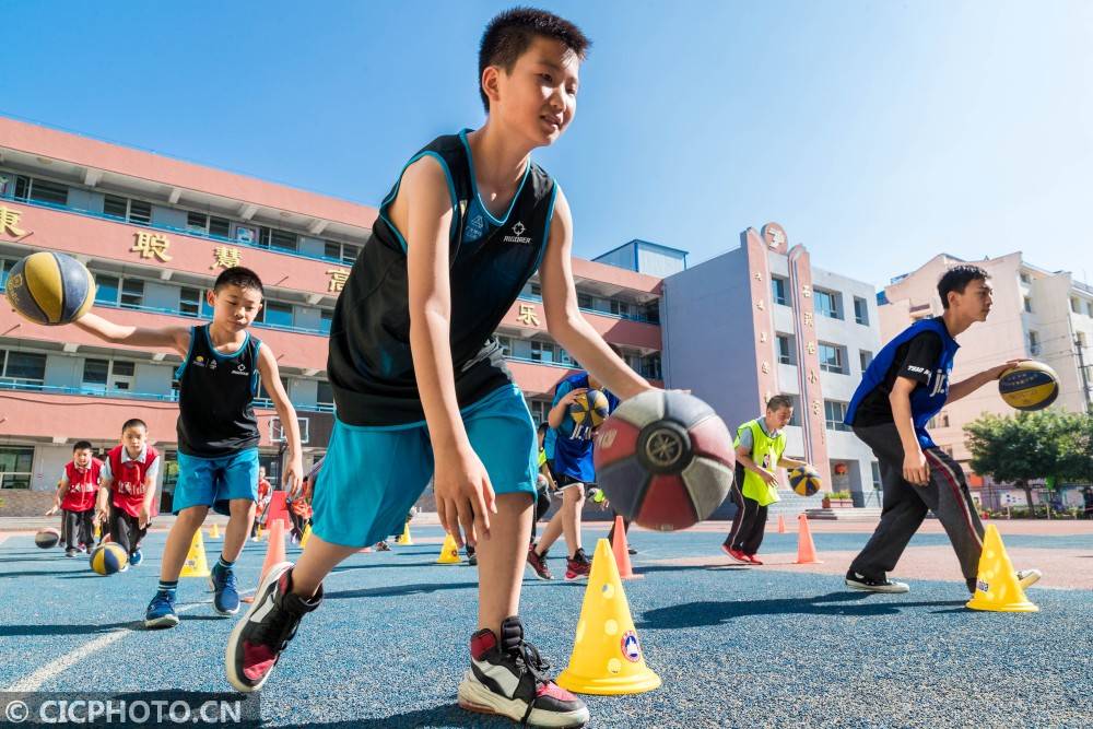 内蒙古呼和浩特市玉泉区石头巷小学学生在户外篮球特色体育课上进行