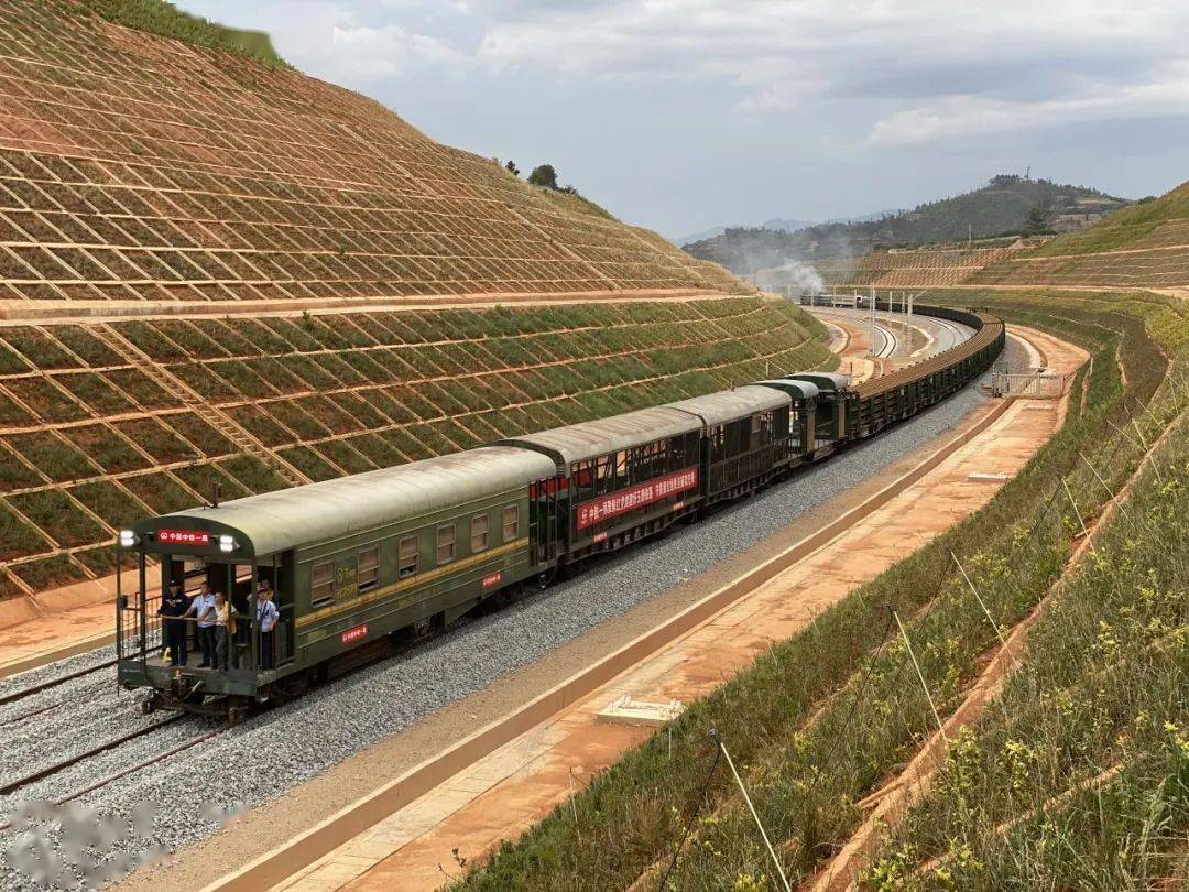 最新喜報!玉磨鐵路景洪機場路框架橋主體建設已完工!_鋪軌