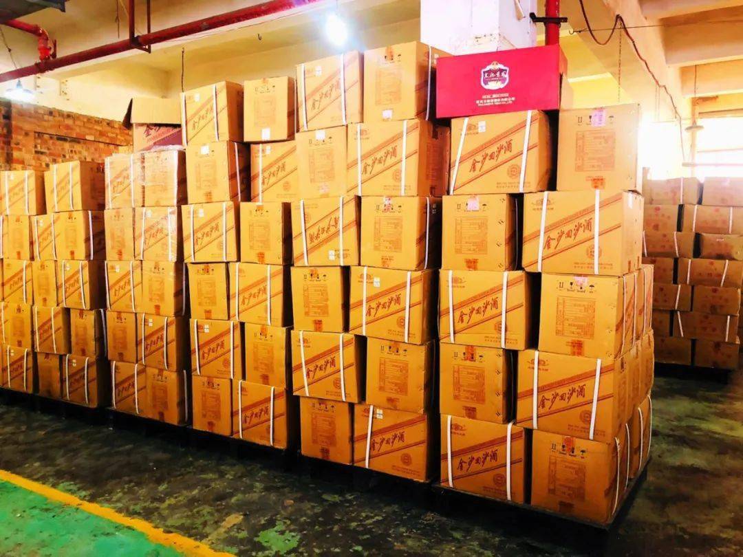 酒庄仓库里滞销的库存老酒堆积如山一堆堆的进口酒就这样直接丢弃在