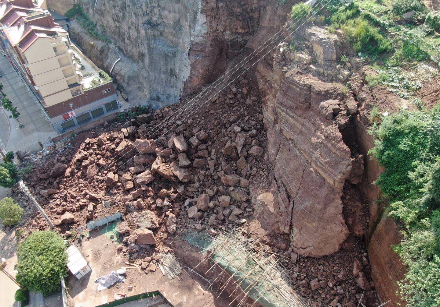 四川古蔺县城山体塌方出现巨大裂口,部分路段交通中断