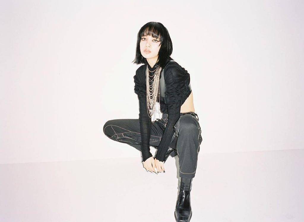 lisa酷帅短发造型出镜,酷帅迷人的另一种魅力