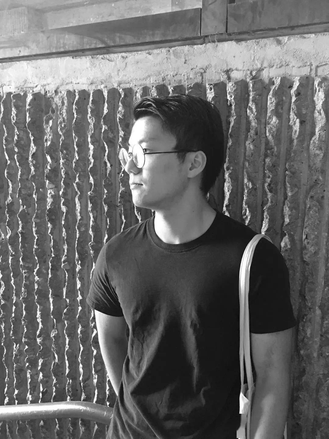 清华大学建筑学学士,曾与建筑师杜嘉希,地方工匠共同设计并建造龙胜