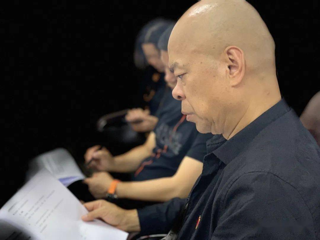 最后,云南美术馆馆长,云南画院院长罗江针对每位青年画家作总结,指导