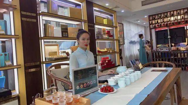 活动从当日下午3时,趣味盲品挑战赛开始,由华祥苑鄂州莲花店茶艺师