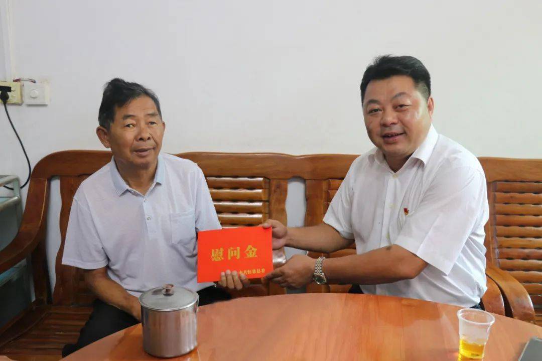 梁妙练来到利民村的老党员盘海平家,在得知盘海平2017年因脑中风做完