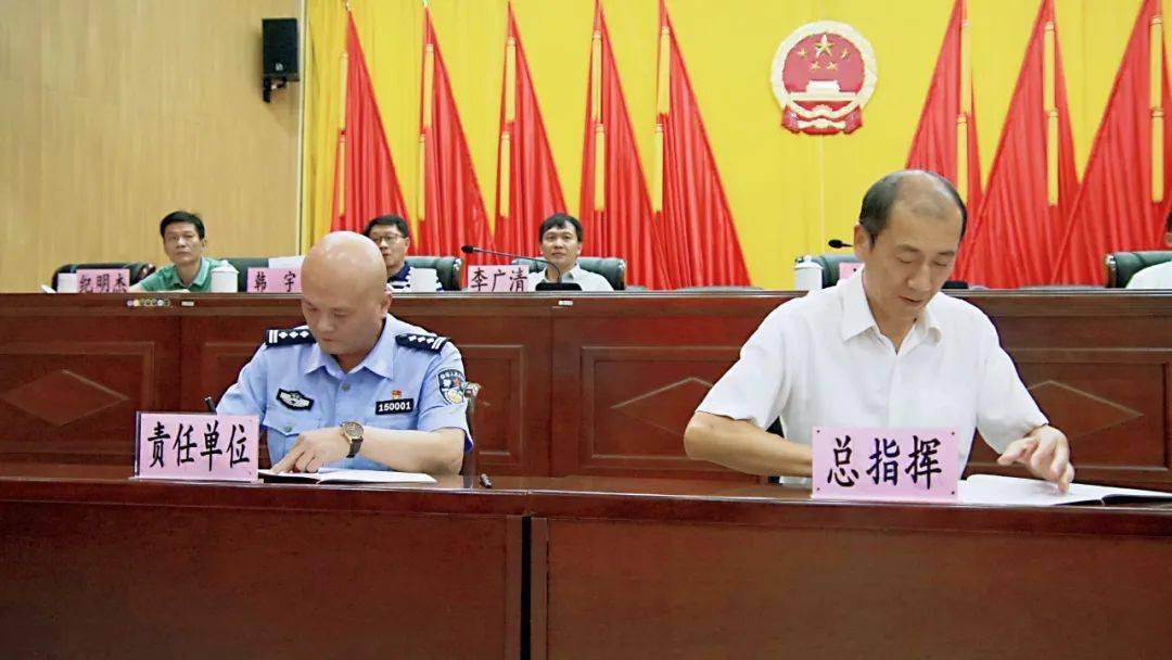 刘蔚代表县委,县政府,创建"无毒县"指挥部与县公安局等单位代表签订