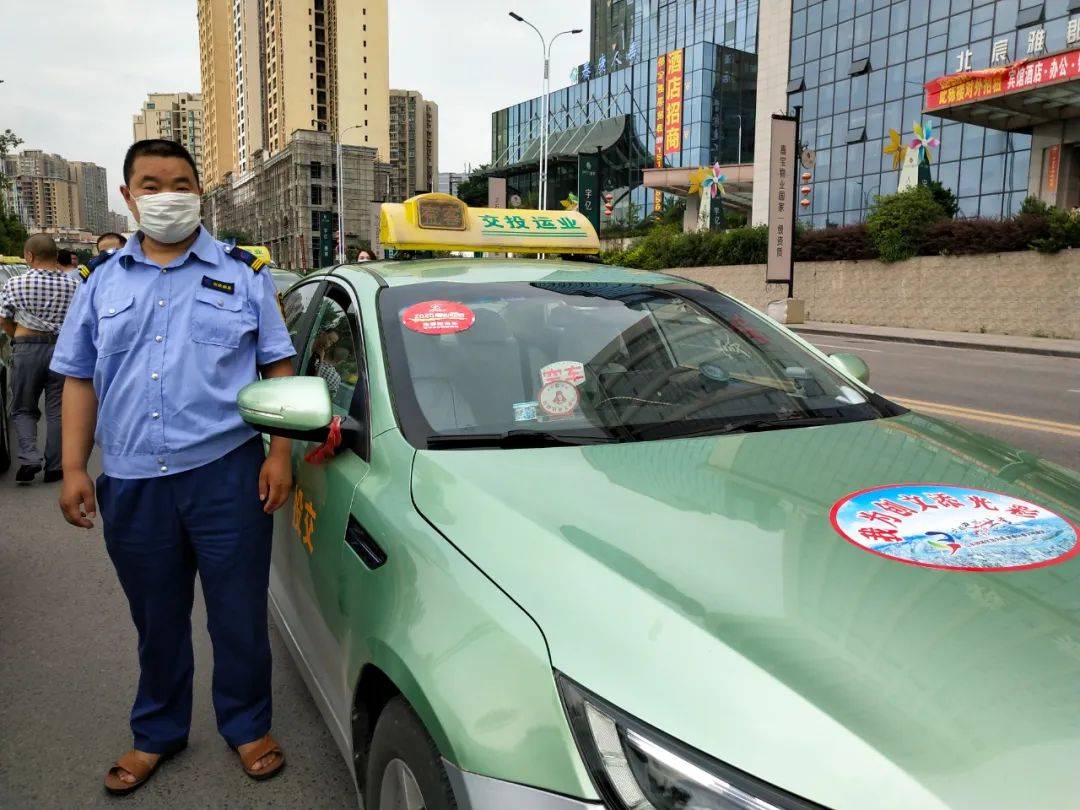 巴中交投运业出租车驾驶员杨聪,积极参与爱心助考活动,今年主要接送