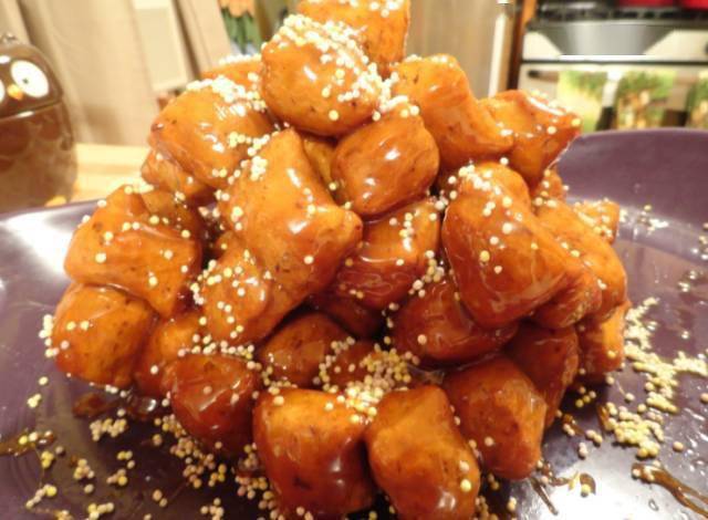 06 蜂蜜糖球   struffoli 炸过的小面球滚上蜂蜜,再洒满彩色小糖粒.