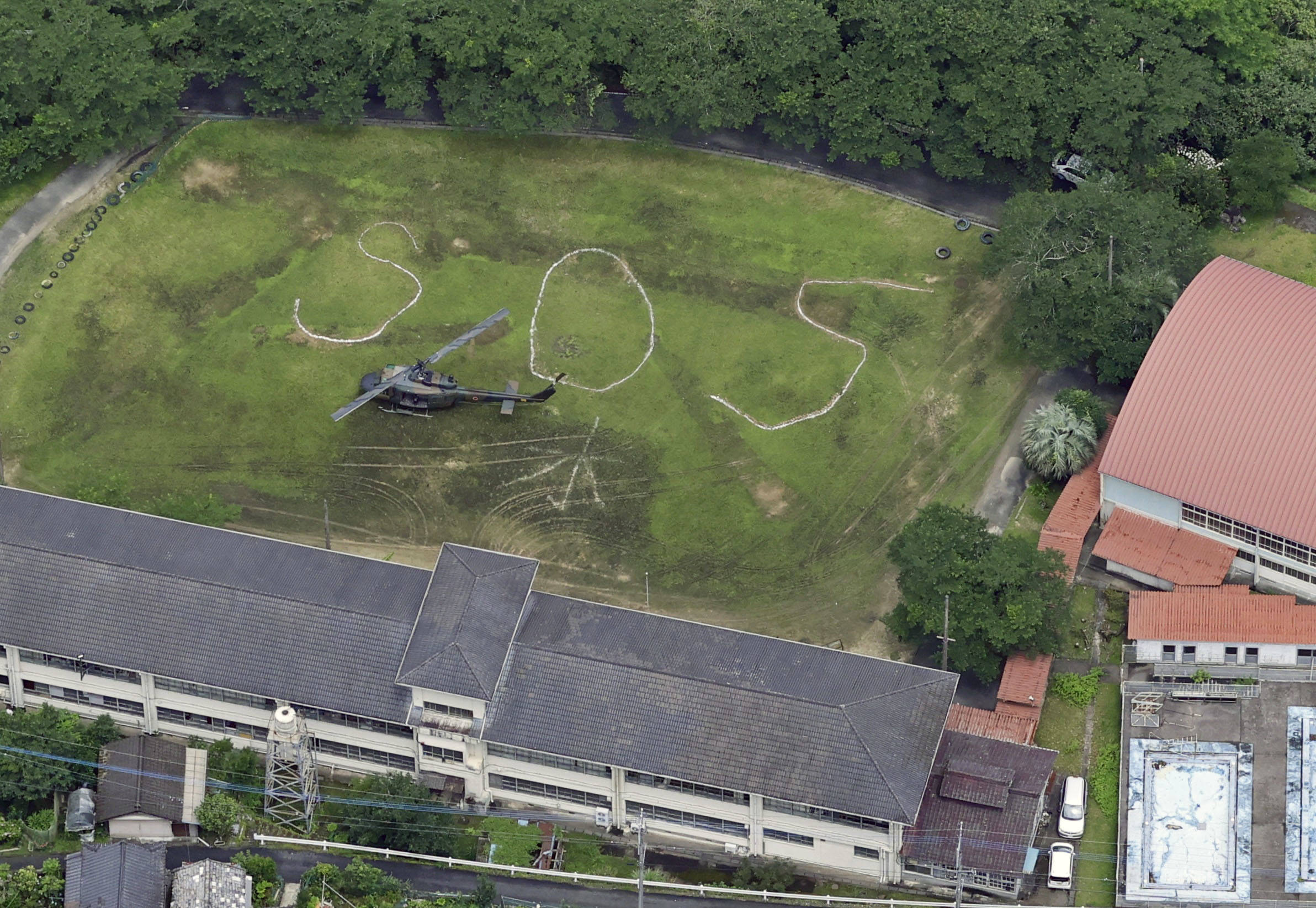 这是7月5日在日本熊本县八代市拍摄到的地面上的求救信号.