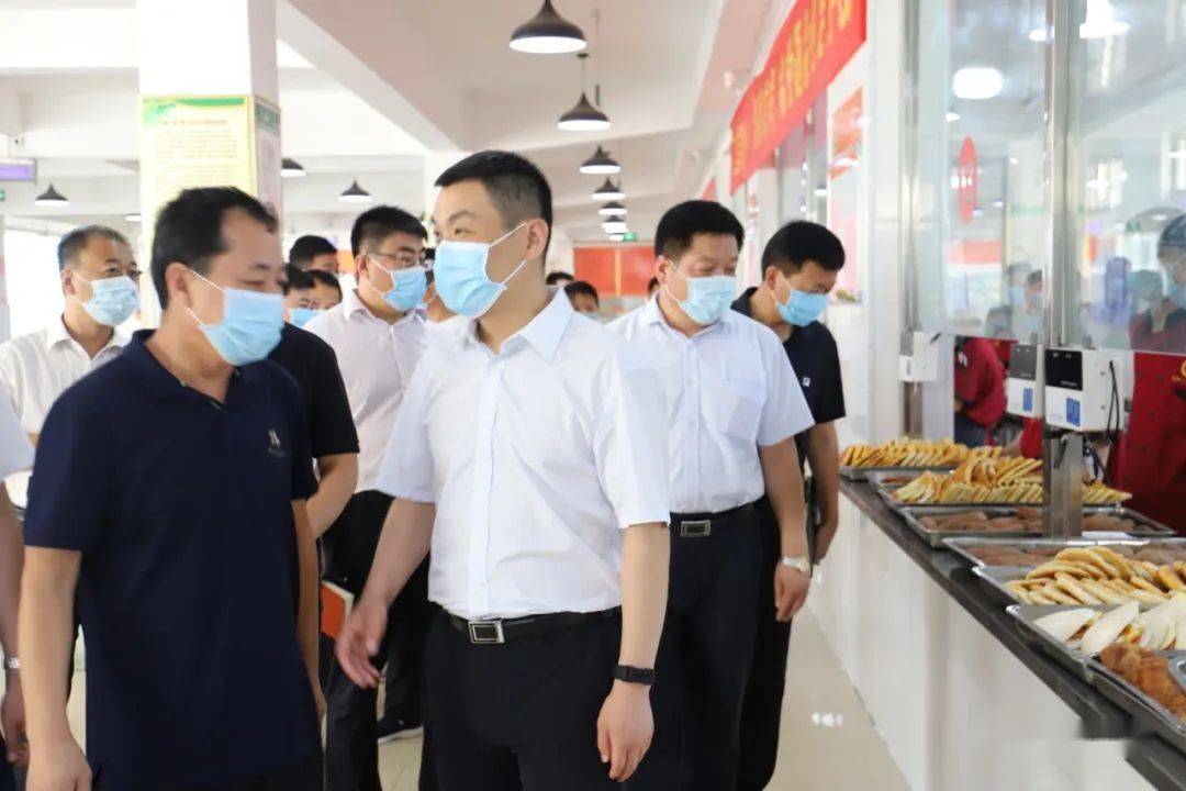 县长闫龙虎到邱县一中检查高考准备工作