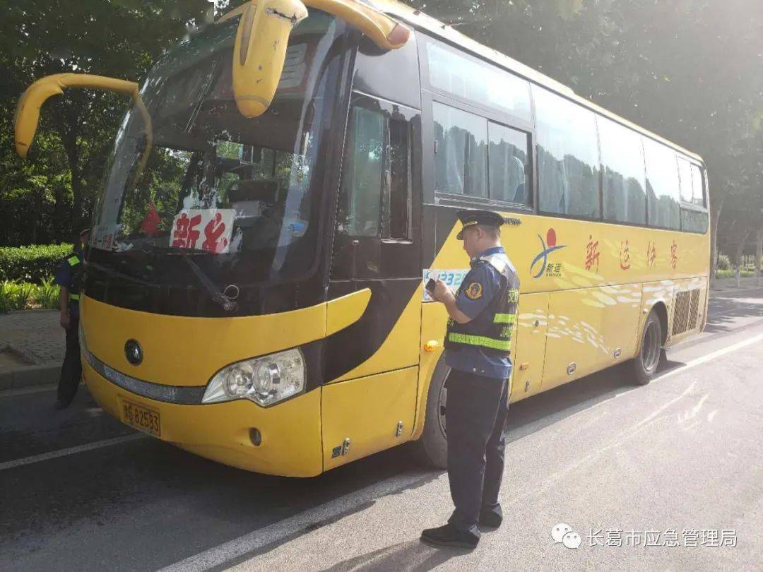 7月6日,长葛市交通运输执法局卡点岗前讲评安全,执法人员检查出租车