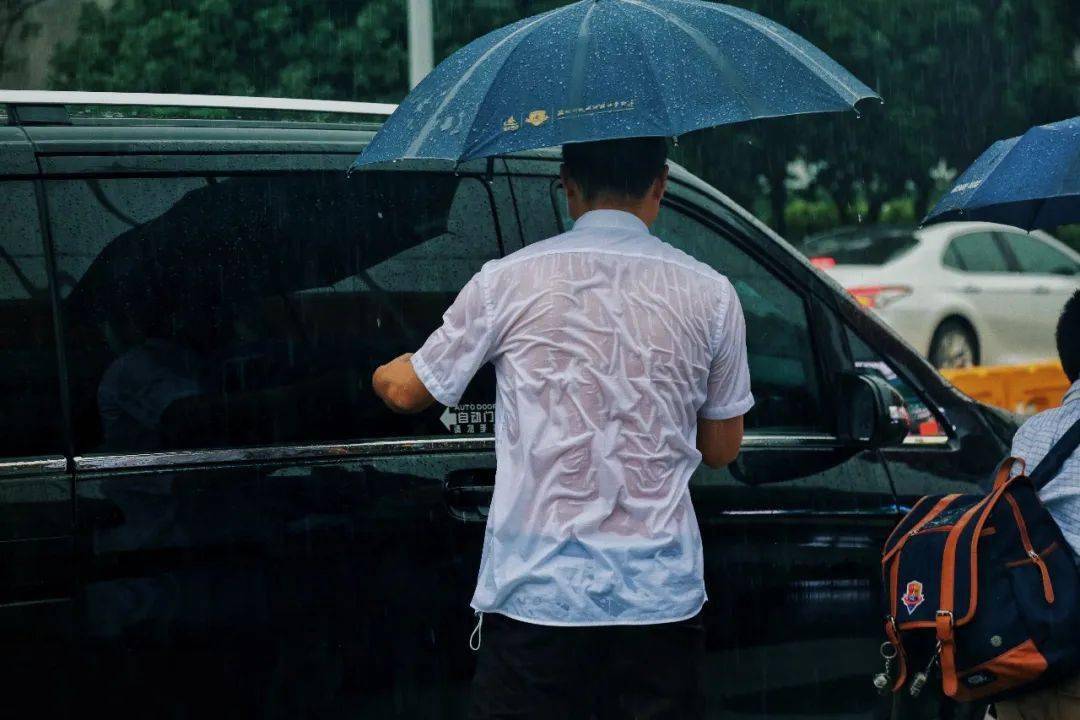 雨中背影男生图片