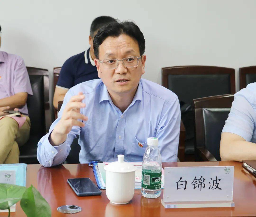 金山区委常委,组织部长白锦波首先祝贺大茫村远程医疗点顺利揭牌,同时