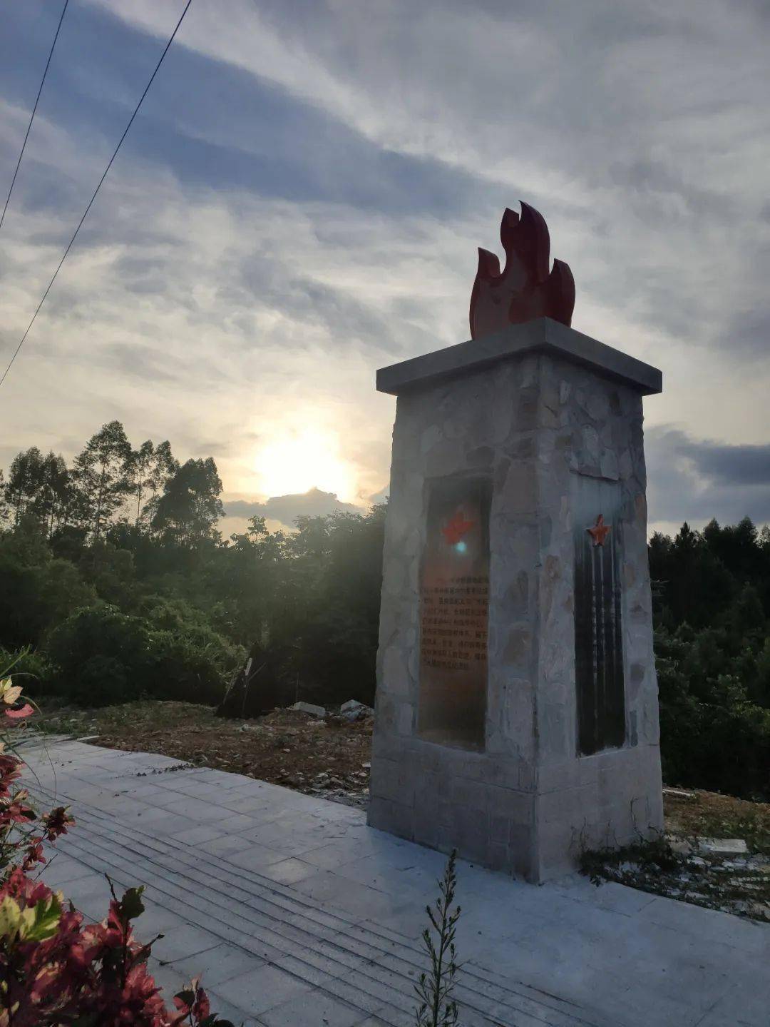 据了解,揭阳市惠来县九十八烈士殉难处纪念园建设和修缮工程,建设地点