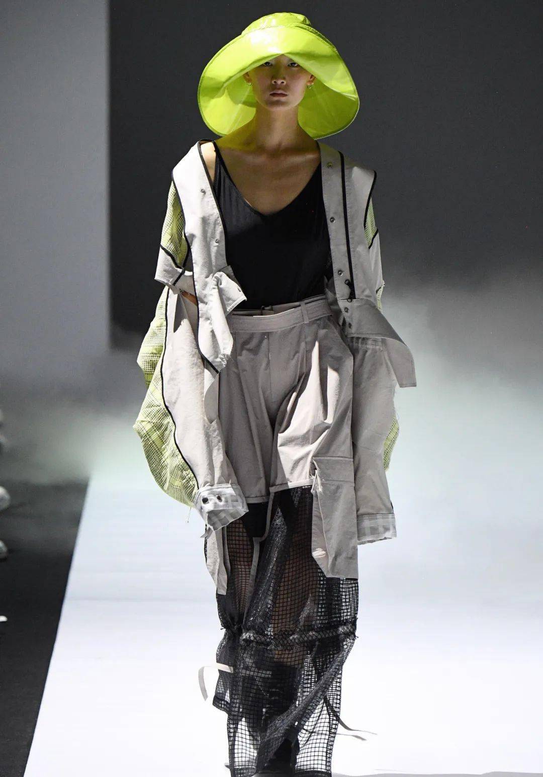 时装设计师用他们的想法 去重塑他们所理解的工装服饰.