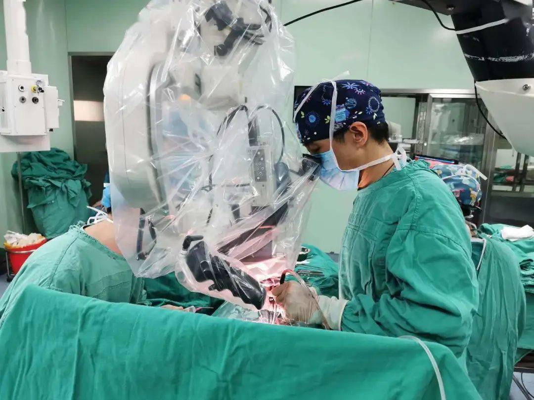 周密的术前准备后,王博带领科室的贺艳阳,王国文和马旭东等医生,为