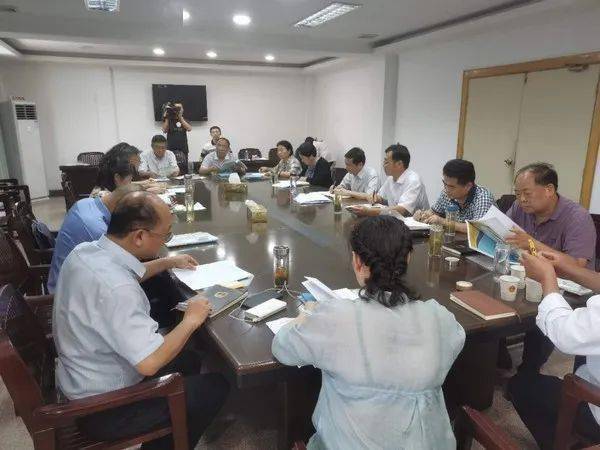 座谈会上,视察组听取了县人民政府副县长王紫娟关于全县特殊食品监管