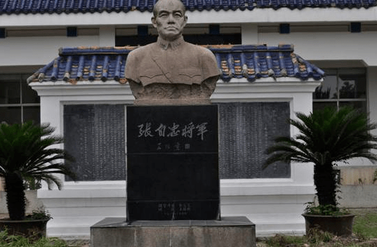 张自忠纪念馆雕像张自忠牺牲时49岁,尸骨运回后方后,经检视,张自忠