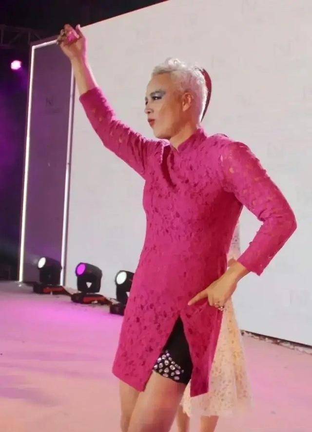 林瑞阳为宣传自己的微商太拼了60岁的他男扮女装在台上卖力表演