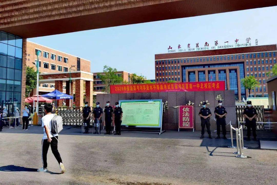 护航高考高考首日警察蜀黍全力守护莒南学子乘风破浪