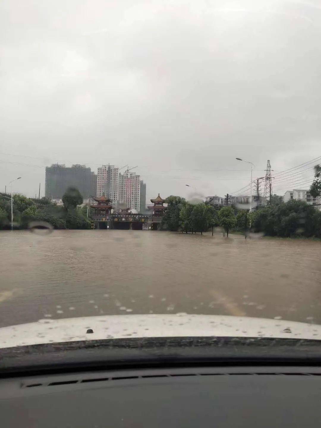 直击现场鄂州遭暴雨袭击开启看海模式全城多处渍水