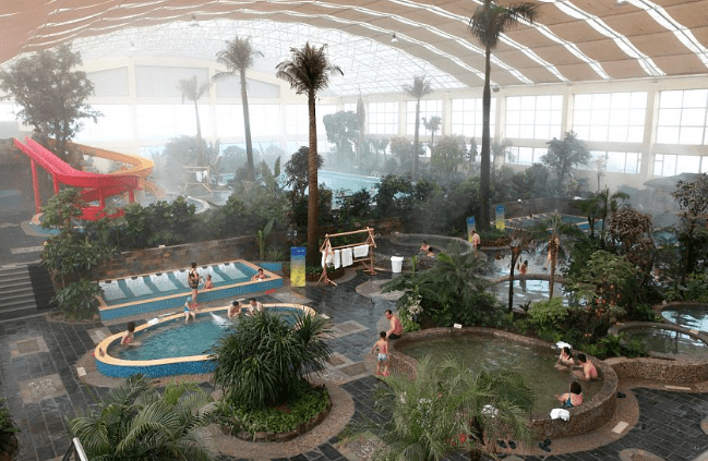 小汤温泉位于乳山市冯家镇汤上村,延续唐时距今约1400多年的老汤原址