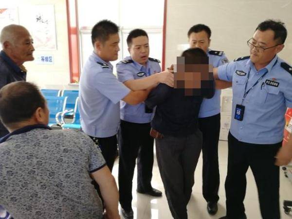 平阴县公安局玫瑰派出所户籍民警陈修艳,辅警王斌厚在办理户籍业务时