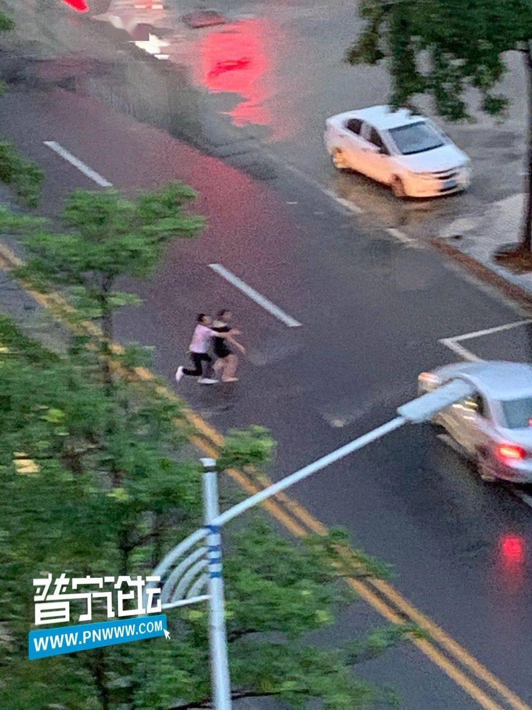 揭阳一对男女当街发生争吵女子多次试图冲向马路寻死