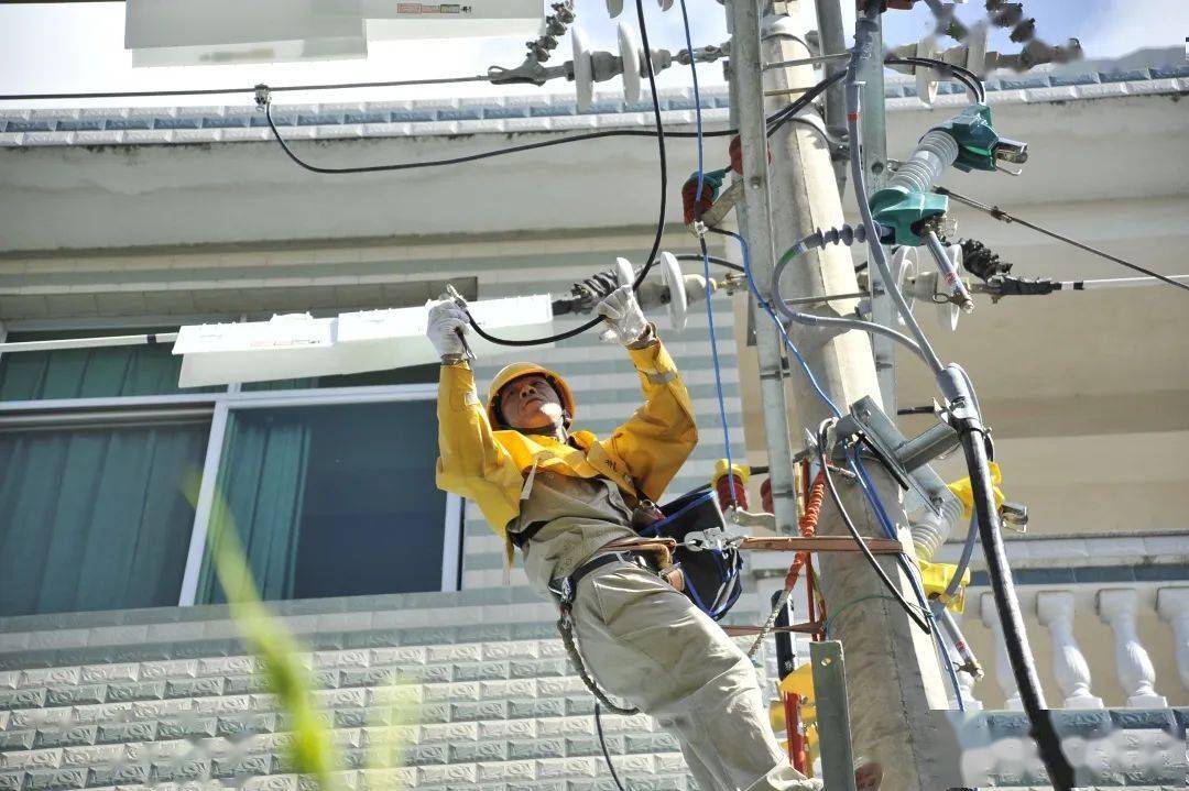 他顶着高温到10kv刘坂线运头一变压器增容,jp柜更换作业现场,重点检查