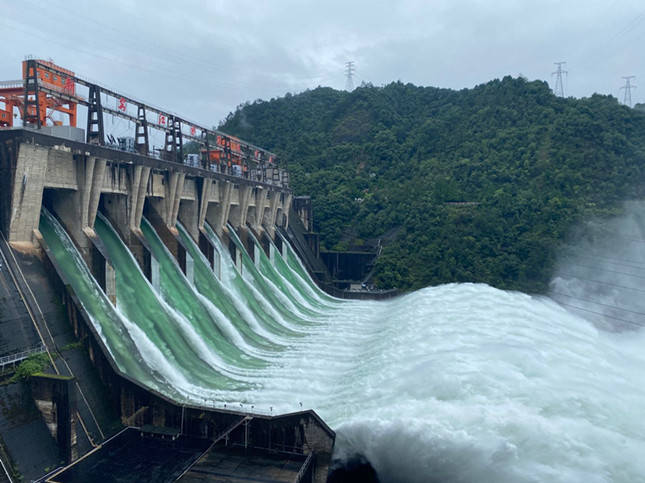 新安江水库今日9时9孔泄洪流量7800立方米/秒,沿线11个堤防可能出现漫