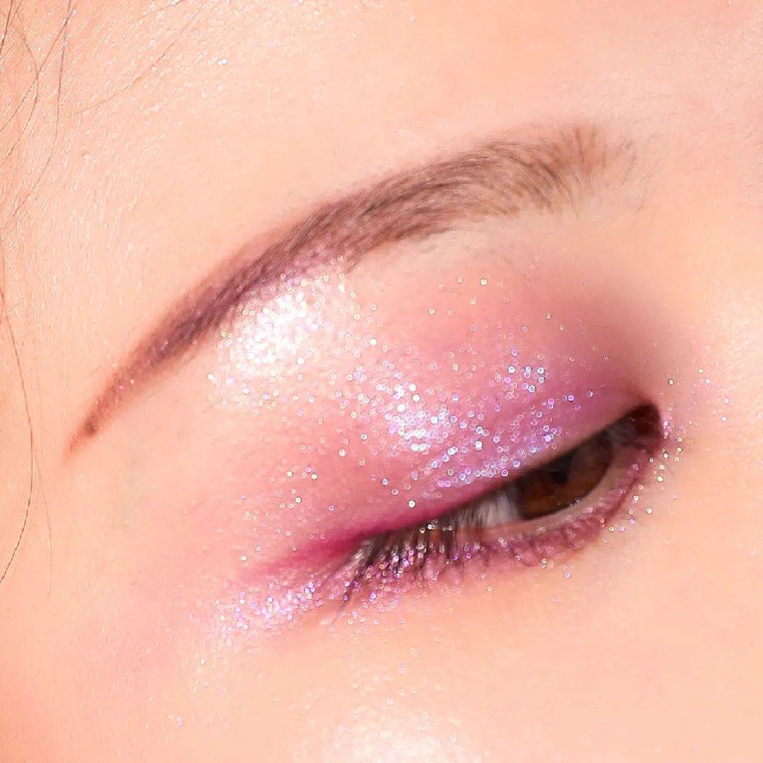 逃生舱眼影的主色调是今年非常流行的紫色,配上暖调的玫红粉和冷调的